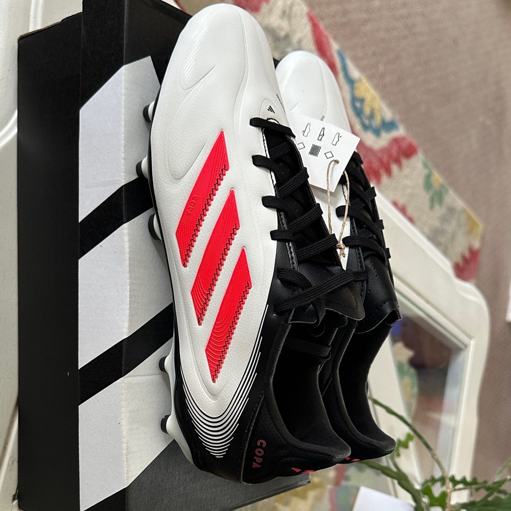 Adidas Men's soccer cleat 8.5 NIB